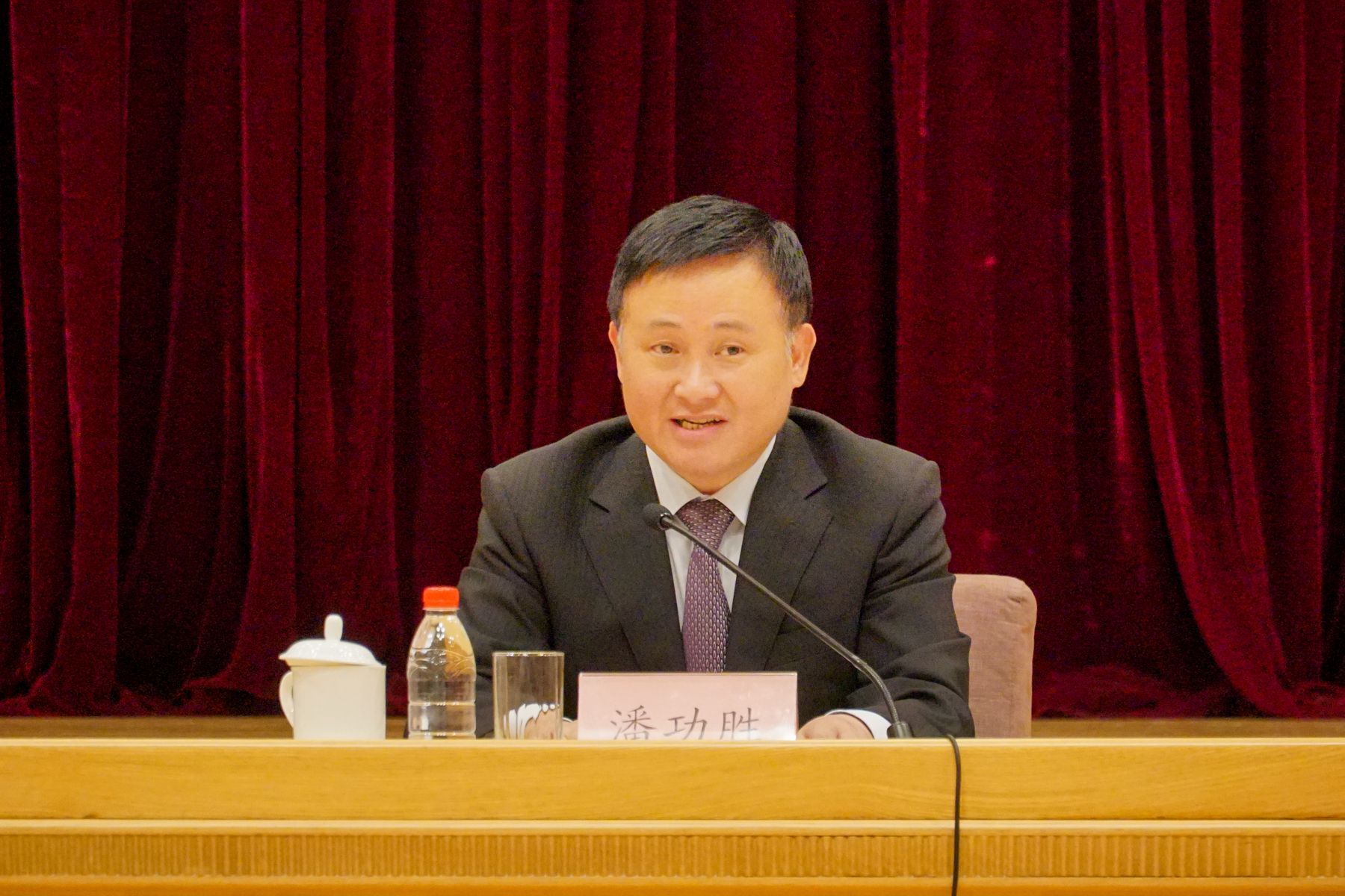 央行行长潘功胜:将实施更加积极财政政策和适度宽松货币政策