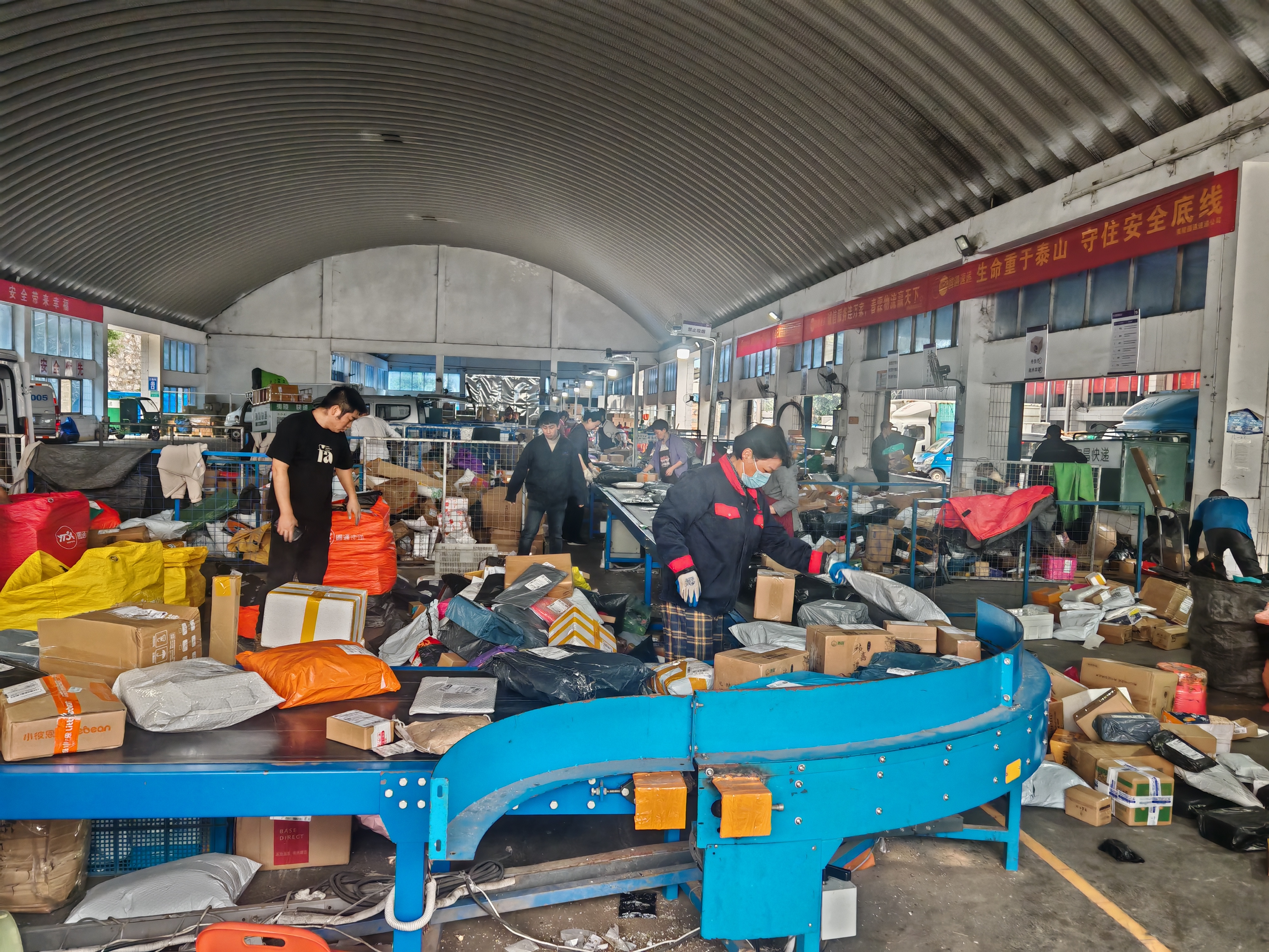 “五一”假期全国快递业务量创同期新高