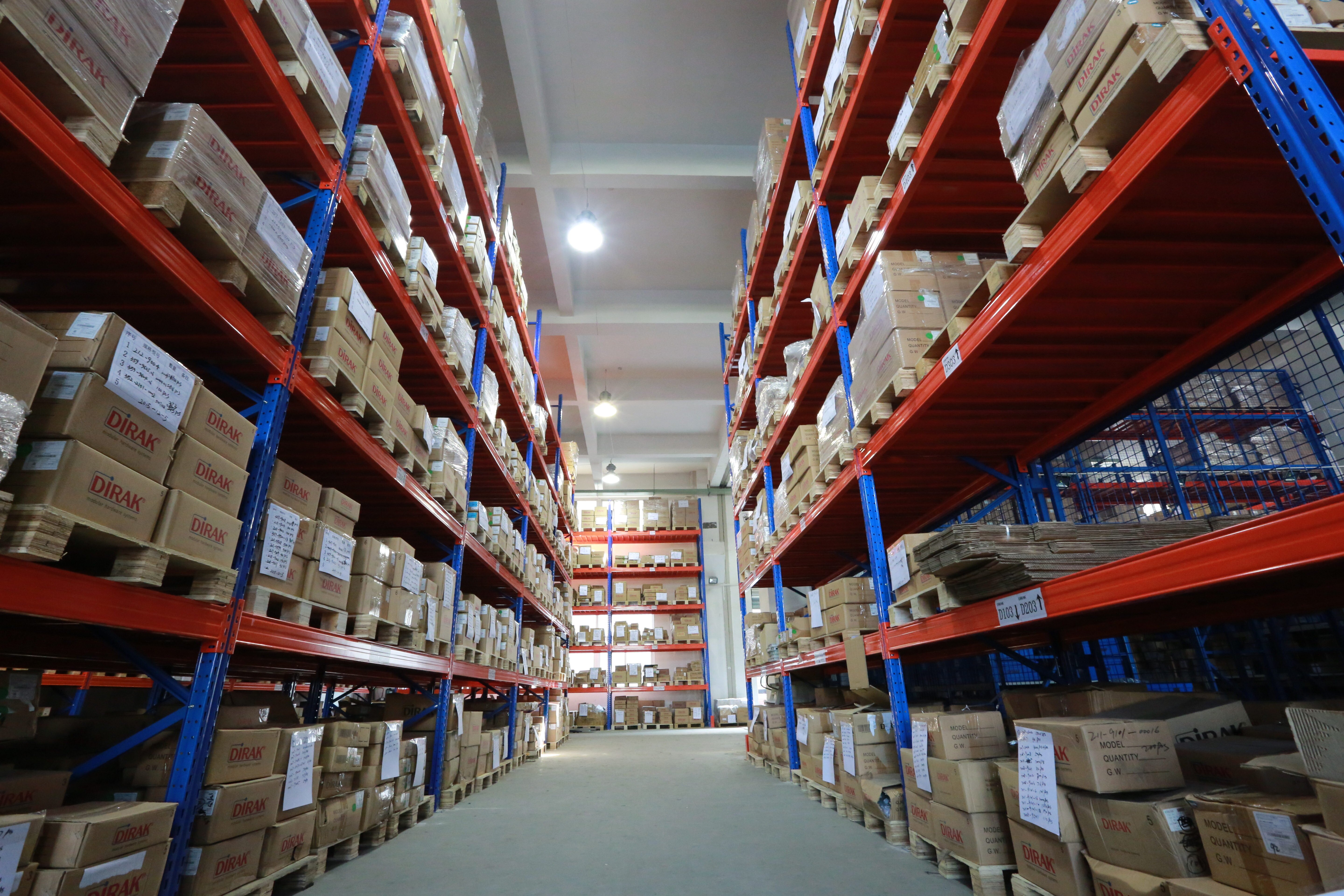 新型储能赛道再迎政策利好 上市公司积极扩产能拓市场