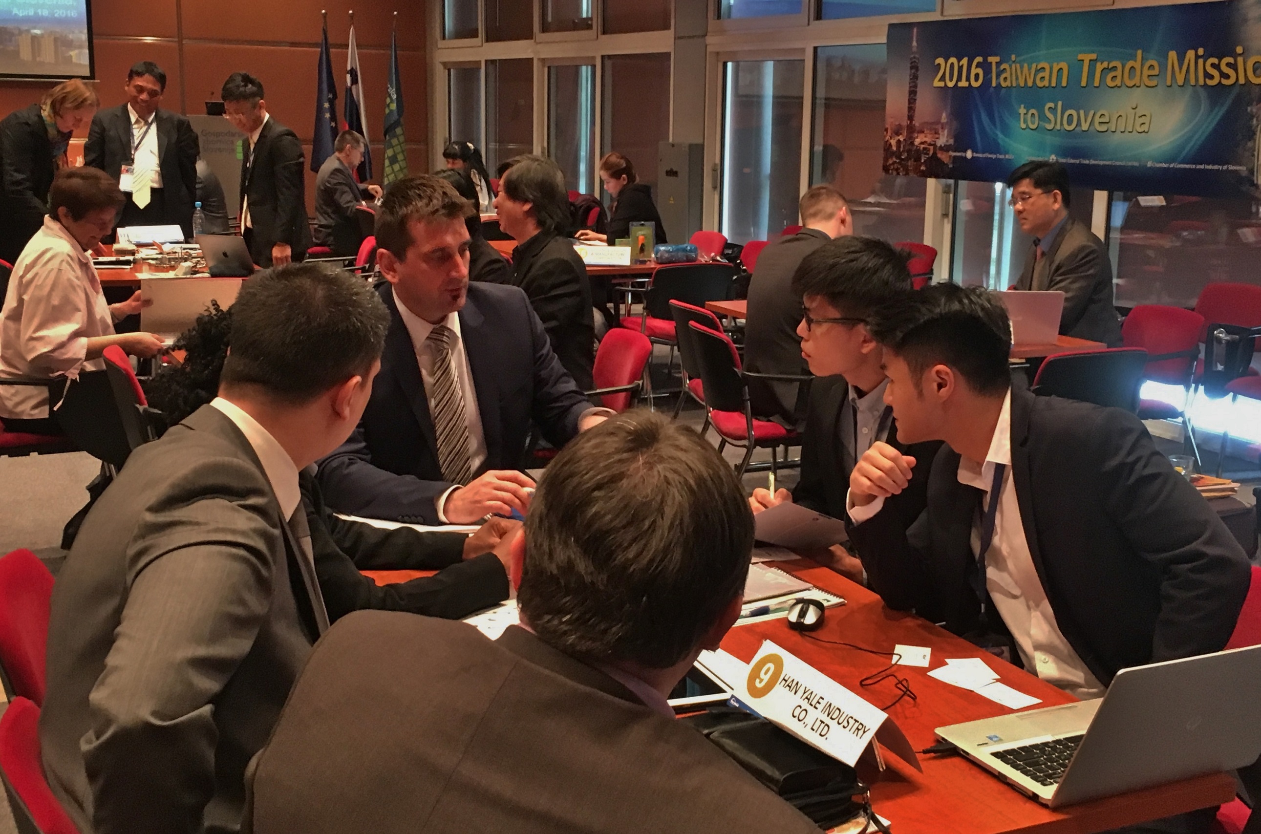 韩国贸协举行“釜山汽车零部件行业座谈会”