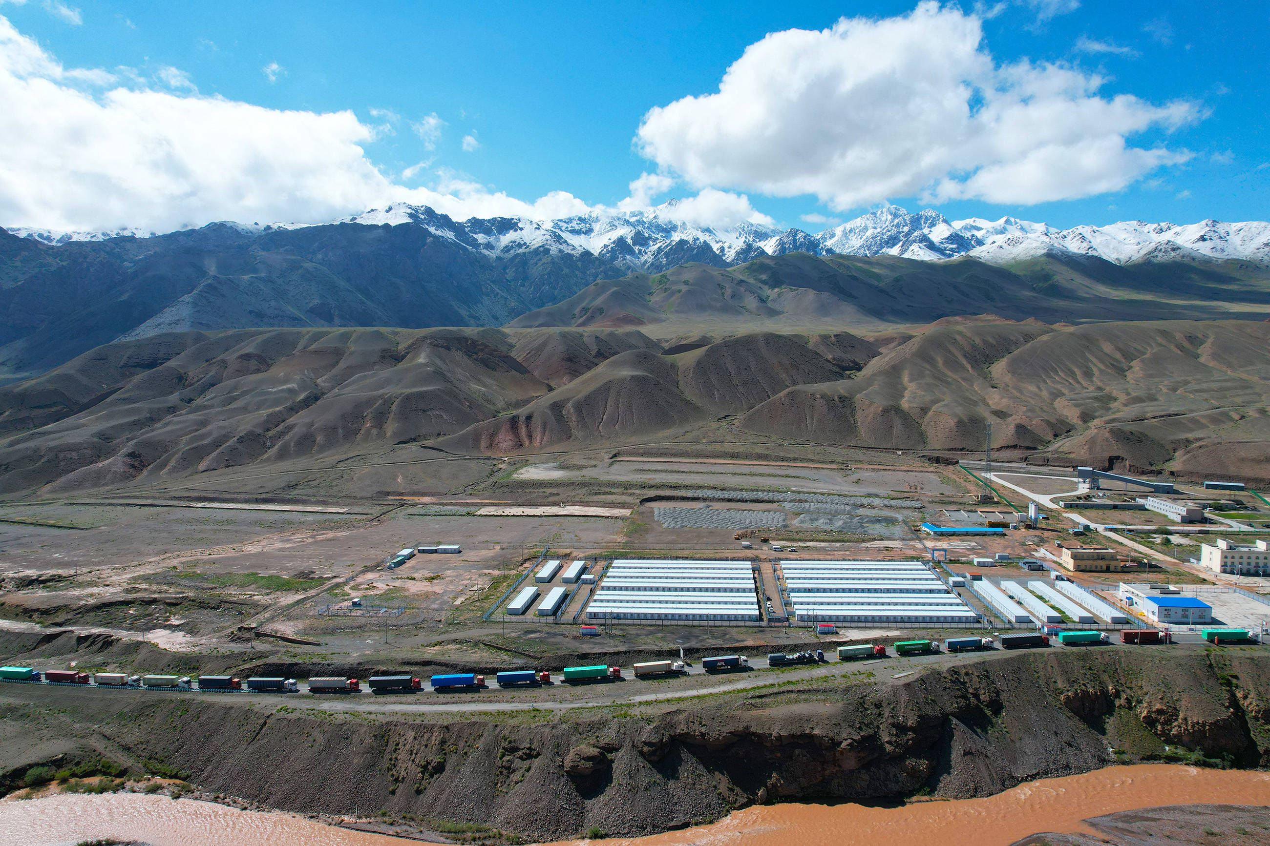 尼中科罗拉口岸重启三日创税收近亿