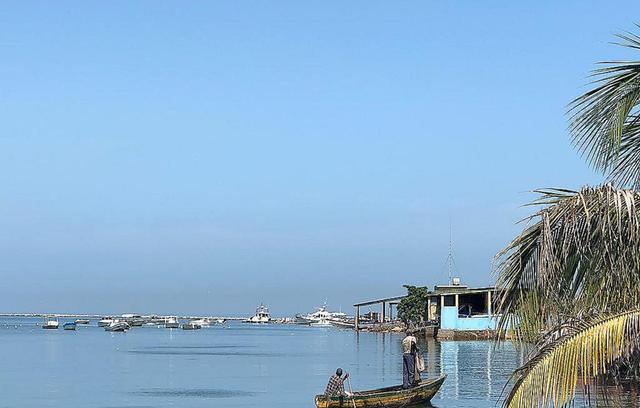 孙勇大使赴马瑞巴亚港考察