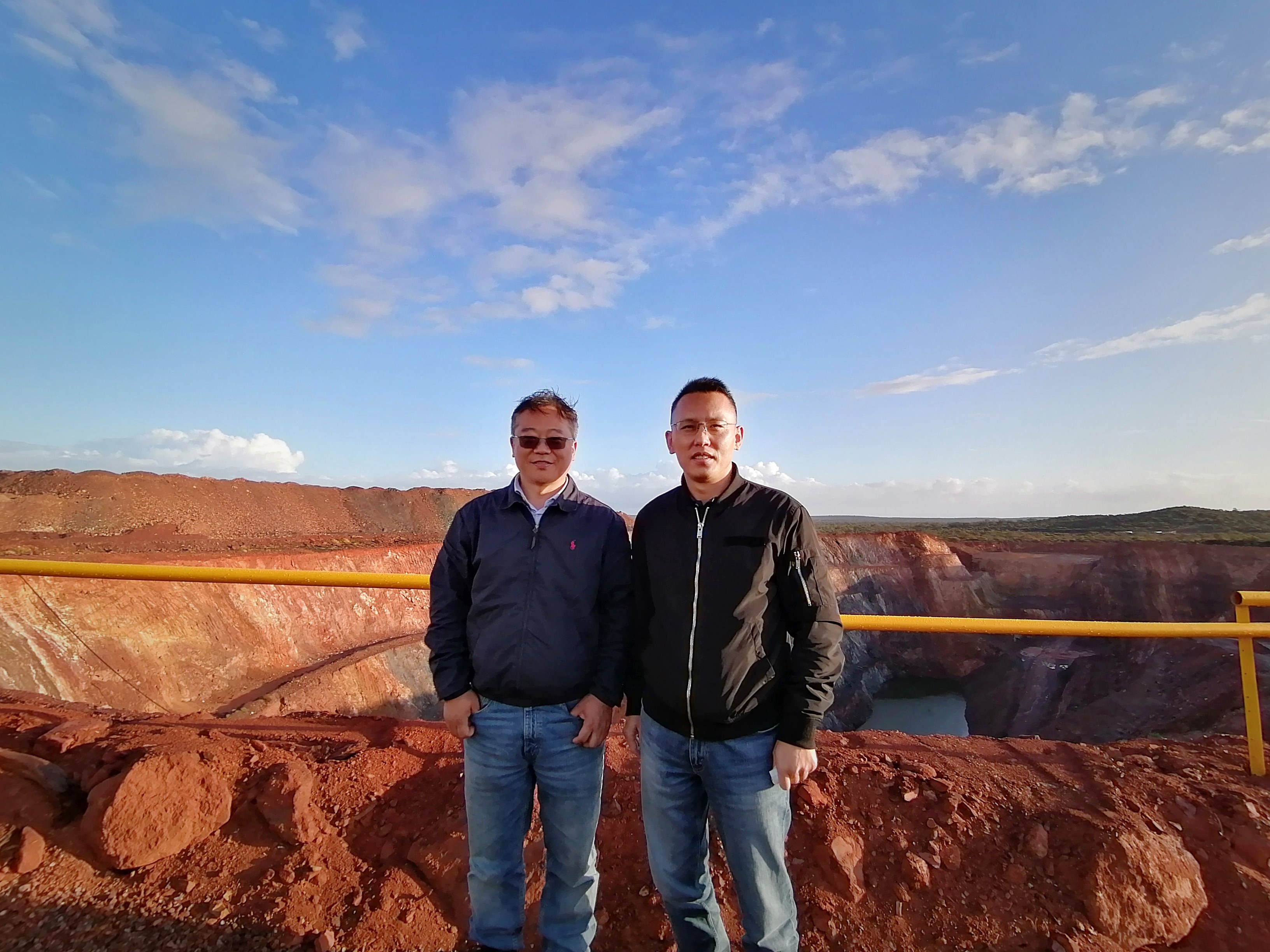 吕瑞浩公参同非洲疾控中心幕僚长巴尔德进行工作交流