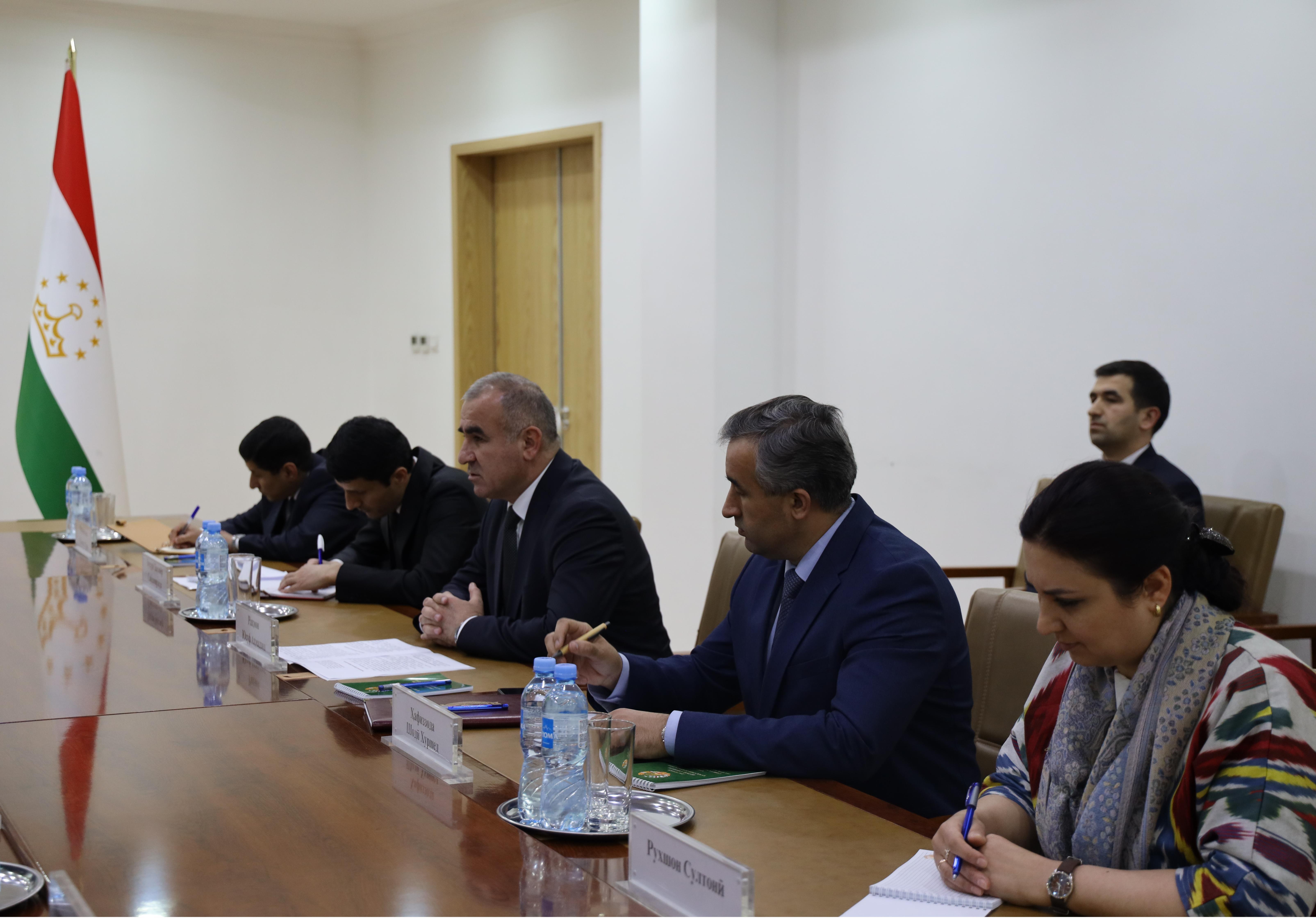 吕瑞浩公参同非洲疾控中心幕僚长巴尔德进行工作交流