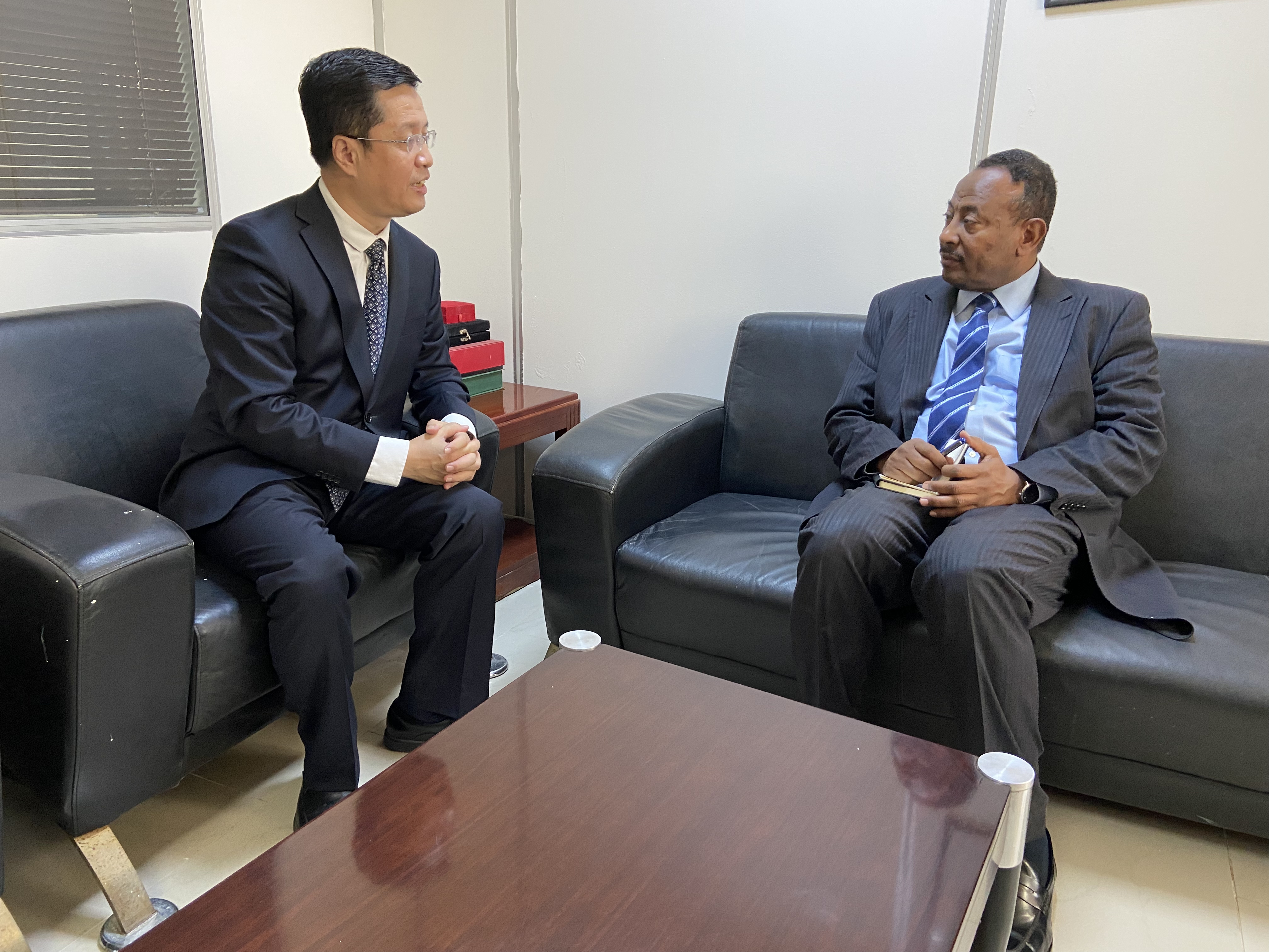 驻阿尔及利亚使馆临时代办赵平盛出席海尔与Cevital集团战略合作签约仪式