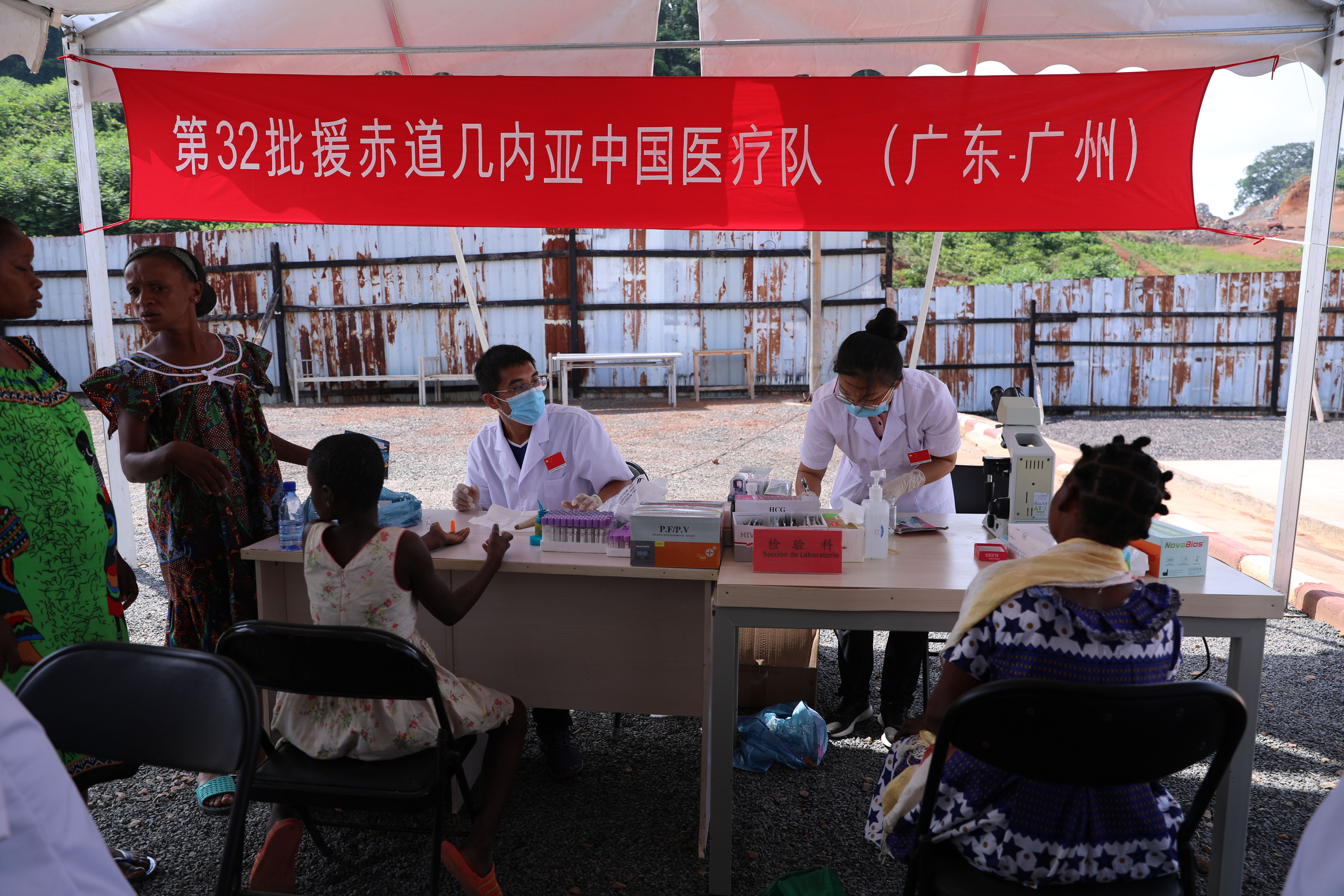 驻几内亚比绍大使杨仁火走访几比卡松果医院并慰问中国医疗队