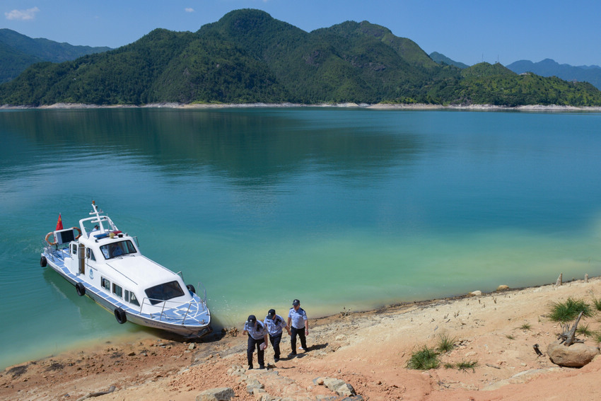 叶素总领事走访调研云南水务泗水垃圾气化发电厂