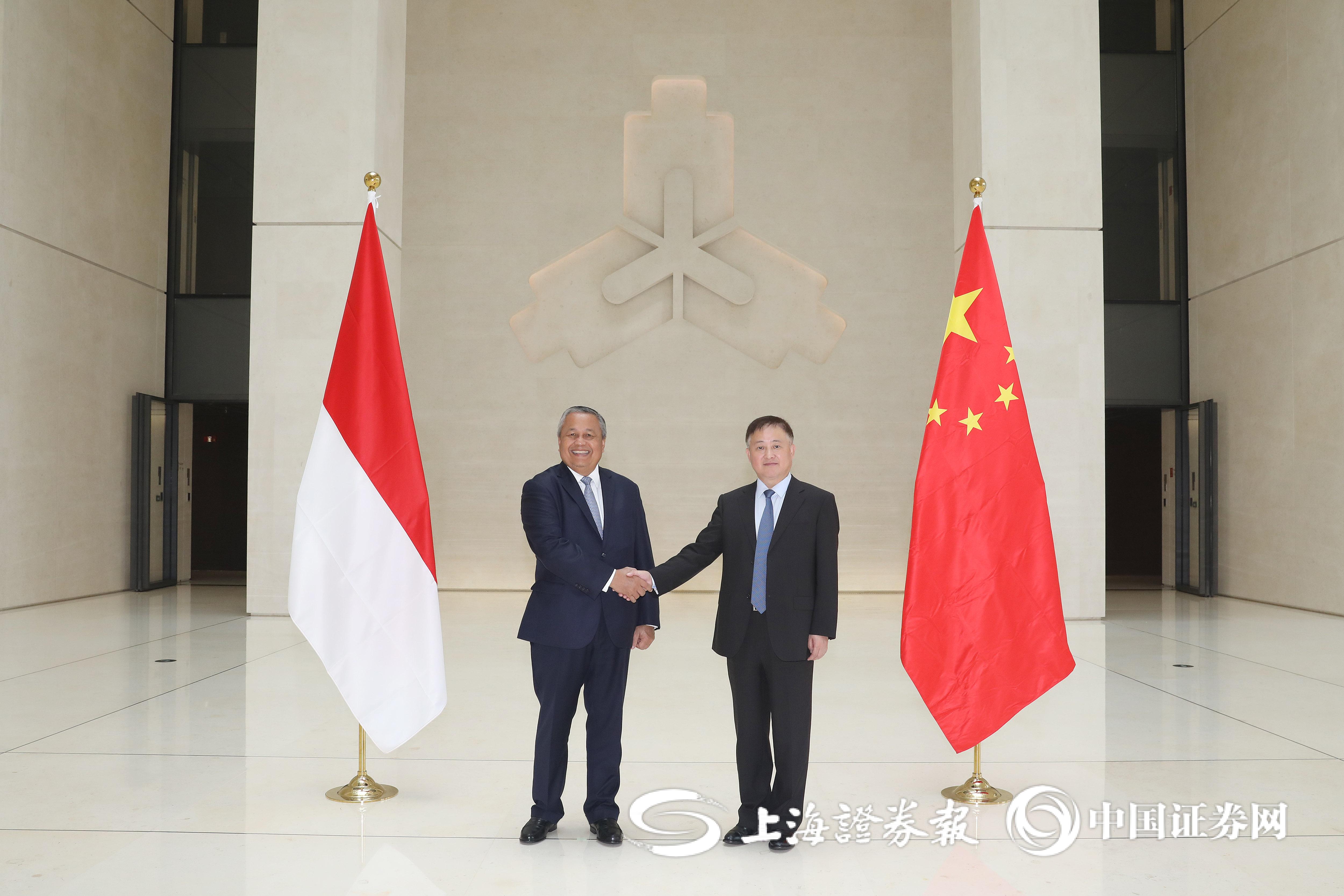 央行行长潘功胜：继续完善货币政策框架 强化货币政策执行和传导