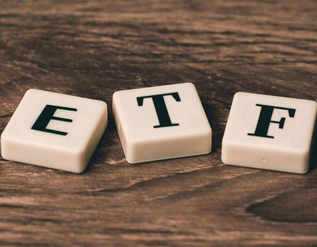 AI产业链股高开低走，人工智能ETF易方达（159819）、科创创业人工智能ETF易方达（159140）获资金逆势加仓