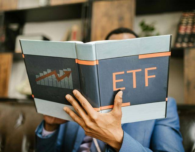 AI产业链股高开低走，人工智能ETF易方达（159819）、科创创业人工智能ETF易方达（159140）获资金逆势加仓