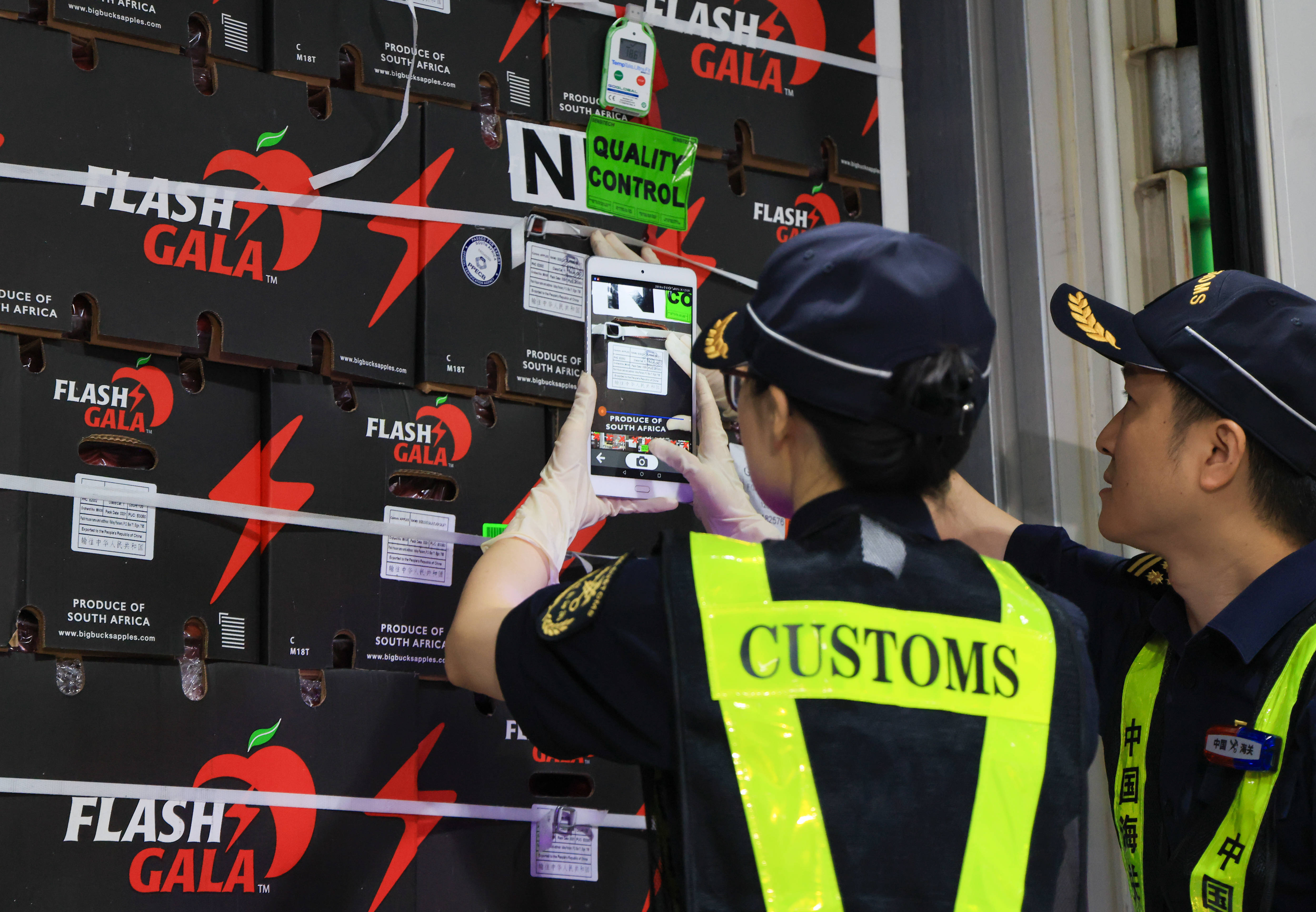 商务部世贸司负责人就对53个非洲建交国全面实施零关税举措生效答记者问