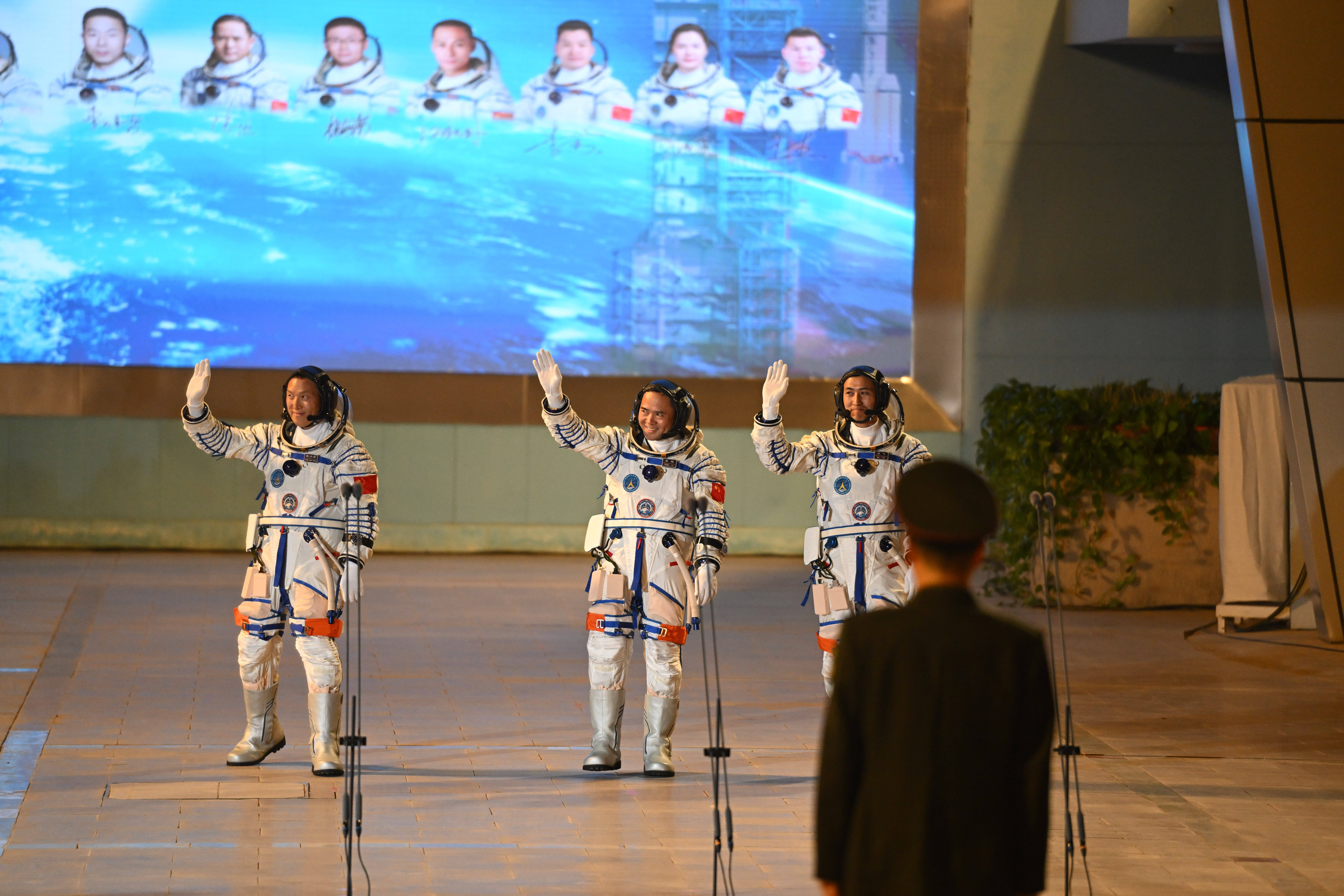 神舟二十三号丨今夜,戈壁起长歌——神舟二十三号任务航天员乘组出征侧记
